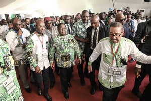 L’ancien chef de l’État ivoirien Henri Konan Bédié (au centre), président du PDCI, arrive au 7e congrès extraordinaire du parti, le 30 mars 2023 à Abidjan, au siège du PDCI. © SIA KAMBOU/AFP