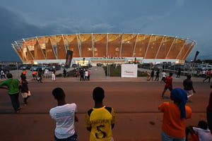 Devant le stade de Bouaké, le 24 mars 2023, lors du match entre la Côte d’Ivoire et les Comores. © ISSOUF SANOGO/AFP