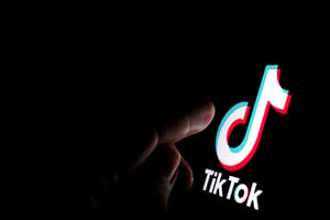 L’application TikTok s’est récemment vu accuser par plusieurs pays occidentaux d’être un outil d’espionnage du gouvernement chinois. © AdobeStock.