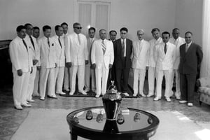 Deuxième gouvernement Bourguiba, en juillet 1957.  On reconnaît notamment Habib Bourguiba (9e en partant de la gauche), Ahmed Ben Salah (11e) et Béchir Ben Yahmed (14e). © Marc Riboud/JA