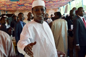 Idriss Déby Itno, alors président du Tchad, dans un bureau de vote, à N’Djamena, le 10 avril 2016, jour de la présidentielle.