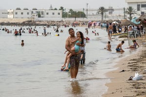 Sur la plage de La Goulette, à 12 km à l’est de Tunis. © (Photo by FETHI BELAID / AFP)