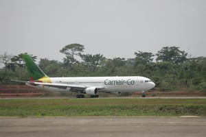 Un Boeing 767-300 de la Cameroon Airlines Corporation (Camair-Co) atterrit à l’aéroport de Yaoundé, au Cameroun, le 28 mars 2011, après avoir effectué le vol inaugural de Camair-Co en provenance de Douala. © Xinhua/ZUMA/REA