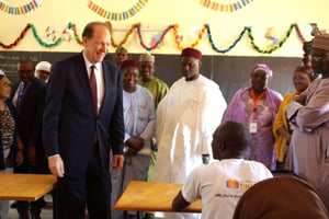 Le président de la Banque mondiale David Malpass au « Teacher Institute » financé par la BM à Niamey, le 30 mars 2023. © Balima Boureima / ANADOLU AGENCY / Anadolu Agency via AFP