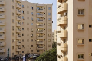 À Dakar, où vit environ un Sénégalais sur quatre, l’inflation galopante et la bulle spéculative du logement rendent la situation intenable pour nombre de locataires. © SEYLLOU/AFP