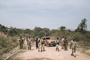 Des miliciens du groupe armé Coalition des patriotes pour le changement (CPC) escortent leur commandant, le général autoproclamé Mahamat Saleh, à travers le village de Niakari, au nord de Bangassou, le 30 janvier 2021. © ALEXIS HUGUET / AFP