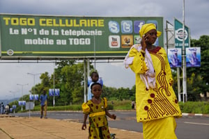 Panneau publicitaire de l’opérateur de téléphonie mobile Togo Cellulaire (ex-Togo Cel) sur une avenue de Kara, dans la préfecture de la Kozah (Nord). © Francois GUENET/Divergence