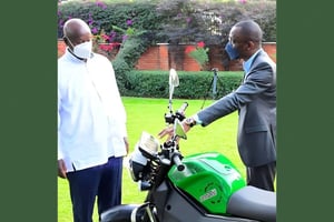 Le président ougandais Yoweri Museveni et le Béninois Shegun Bakari dans les jardins de la présidence. © SPIRO