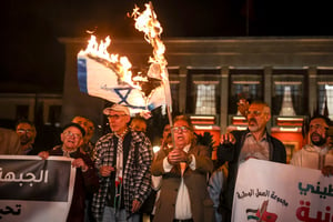 Un manifestant brûle un drapeau israélien lors d’une manifestation de soutien au peuple palestinien à Rabat, le 30 mars 2023. © FADEL SENNA / AFP