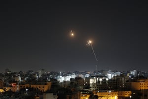 Le système de défense aérienne israélien Iron Dome intercepte des roquettes tirées depuis la bande de Gaza vers le territoire israélien, le 7 avril 2023. © MOHAMMED ABED / AFP