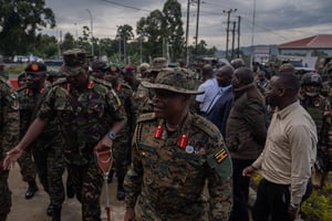 Le général ougandais Wilson Mbadi (au c.) lors de son arrivée à Bunagana, à la frontière avec la RDC, le 31 mars 2023. © GLODY MURHABAZI/AFP.