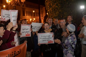 Des Marocains manifestent contre la hausse des prix alimentaires, le 8 avril, à Rabat, au Maroc. © Photo by STR / AFP.