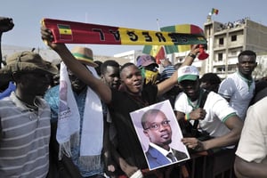 Des partisans du chef de l’opposition sénégalaise, Ousmane Sonko, dans les rues de Dakar, le 14 mars 2023. © Sylvain Cherkaoui/AP/SIPA