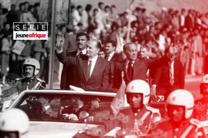 Le président François Mitterrand et le roi Hassan II saluant la foule depuis leur voiture, le 28 janvier 1983, à Rabat. © Montage JA; Daniel Simon/Gamma-Rapho