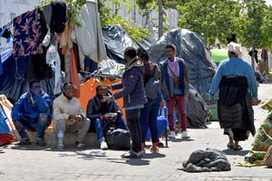 Des migrants installés devant les bureaux de l’Organisation internationale pour les migrations (OIM) après avoir été délogés par la police du siège du HCR à Tunis, le 11 avril 2023. © FETHI BELAID / AFP