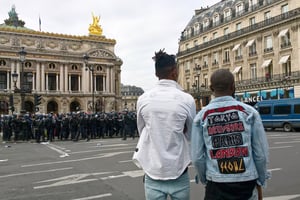 Des policiers montent la garde sur la place de l’Opéra, près de l’Olympia, à Paris, après l’annulation du concert de l’artiste congolais Heritier Watanabe, le 15 juillet 2017. Police officers stand guard on the Opera square, near the Olympia, in Paris after the concert of Congolese artist Heritier Watanabe was cancelled on July 15, 2017 due to clashes near the concert hall by protesters opposed to Democratic Republic of Congo’s president Joseph Kabila’s regime. Paris’ Prefect prevented the concert from being held following clashes around the Olympia concert hall, the prefecture announced in a report
© Gersende RAMBOURG/AFP