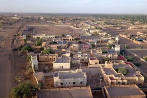 Une vue aérienne de la ville de Ménaka, au Mali, en octobre 2020. © SOULEYMANE AG ANARA/AFP