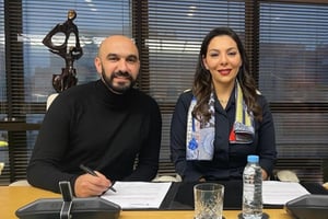 Aïcha Lebsir et Walid Regragui, dans les locaux de la compagnie d’assurances, à Casablanca, 17 février 2023 © Sanlam