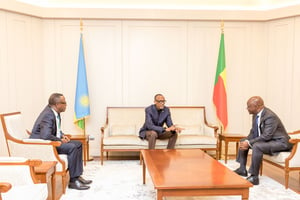 Le président rwandais Paul Kagame (C) s’entretient avec le ministre béninois des Affaires étrangères, Aurélien Agbénonci (D), à son arrivée à l’aéroport de Cotonou, le 15 avril 2023. © Yanick Folly / AFP