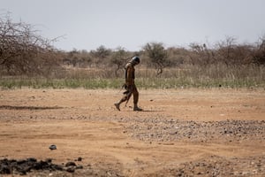 Un soldat burkinabè en patrouille près d’un camp de réfugiés maliens, à Dori. © OLYMPIA DE MAISMONT / AFP.