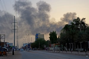 Dans l’est de Khartoum, dimanche 16 avril, durant les combats entre les deux généraux rivaux. © AFP