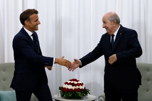 Le président français Emmanuel Macron et le président algérien Abdelmadjid Tebboune avant leur rencontre bilatérale au palais présidentiel d’Alger, le 25 août 2022. © Ludovic Marin/AFP