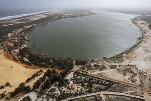Pendant le dernier hivernage, les eaux de pluies ont été redirigées vers le lac Rose, et cet excès d’eau a déséquilibré son écosystème. Depuis, il ne produit plus de sel et a perdu son aspect rose, privant le secteur du tourisme et l’industrie du sel, employant 1500 personnes, de leurs revenus. À Keur Massar, le 6 avril 2023. © Sylvain Cherkaoui pour JA