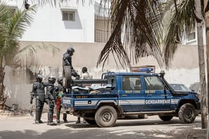 Quelques manifestants sont retenus par la police après s’être rassemblés dans et autour du quartier d’Ousmane Sonko pour protester contre sa condamnation pour diffamation publique, le 30 mars 2023 à Dakar. © Annika Hammerschlag/Anadolu Agency via AFP