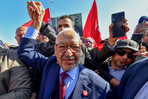 Sur cette photo prise le 21 février 2023, le chef du mouvement islamiste Ennahdha, Rached Ghannouchi, arrive à un poste de police à Tunis. © FETHI BELAID / AFP