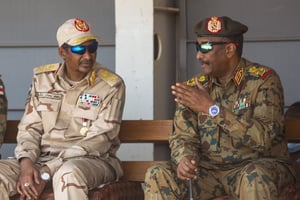 Mohamed Hamdan Dagalo, surnommé « Hemetti » (à g.) et Abdel Fattah al-Burhane, en septembre 2021 à Khartoum. © Mahmoud Hjaj / Anadolu Agency.