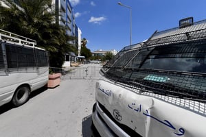 Des véhicules des forces de sécurité tunisiennes devant le siège fermé du parti Ennahdha à Tunis, le 18 avril 2023. © FETHI BELAID / AFP