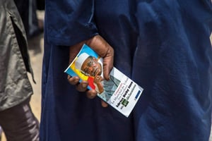 Un homme tient un livre en mémoire de feu le président Idriss Déby Itno, trois jours après la mort de celui-cià N’Djamena, le 23 avril 2021. © CHRISTOPHE PETIT TESSON/AFP.