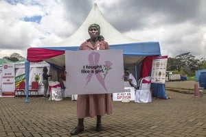 Des médecins et des infirmières de différentes institutions médicales ont procédé à un examen du cancer du sein et à une séance de sensibilisation à la Société agricole du Kenya. Nairobi, le 30 octobre 2021. © Donwilson Odhiambo/Sopa Images via Zuma Press Wire/REA