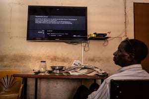 Le signal de la chaîne France 24 a été coupé par la junte au pouvoir à Ouagadougou, le 27 mars 2023. © OLYMPIA DE MAISMONT / AFP