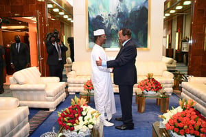 Les présidents tchadien et camerounais Mahamat Idriss Déby et Paul Biya, à Yaoundé, le 16 mars 2023. © Twitter / Présidence du Cameroun