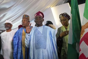Bola Tinubu, au centre, accompagné de sa femme, Oluremi Tinubu, à droite, à Abuja, au Nigeria, le 1er mars 2023. © Ben Curtis/AP/SIPA