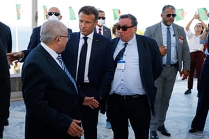 Le président Emmanuel Macron avec l’historien Benjamin Stora (à dr.) et l’ex-ministre algérien des Affaires étrangères, Ramtane Lamamra, à Alger, le 25 août 2022. © Ludovic MARIN / AFP