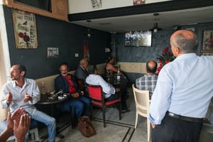 Dans un café à Tunis, pendant la prestation de serment du président Kaïs Saïed, le 23 octobre 2019. © (Photo by Chedly Ben Ibrahim/NurPhoto/AFP)