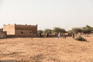 Un village près de Ménaka. Cette grande ville du nord-est du Mali est cernée par les jihadistes, en octobre 2021. © Florent Vergnes/AFP