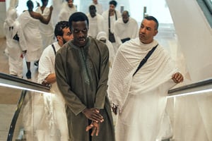 De retour du Sénégal, Ali, interprété par Abdulah Sissoko, s’improvise organisateur de pèlerinages à la Mecque. © SRAB Films