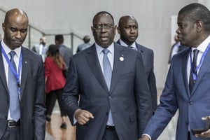 Déjà élu deux fois à la présidence du Sénégal, Macky Sall (ici le 19 février 2023 au siège de l’Union africaine à Addis-Abeba, en Éthiopie) laisse en suspens la question du troisième mandat. © Amanuel Sileshi / AFP.