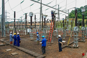 Travaux d’entretien au poste de transformation électrique de Songloulou par des agents d’ENEO. © Jean-Pierre Kepseu pour JA