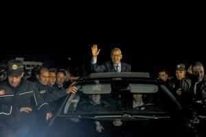Rached Ghannouchi sous bonne escorte et saluant ses partisans après avoir été auditionné par l’antiterrorisme, à Tunis, le 28 novembre 2022. © Yassine Mahjoub/SIPA