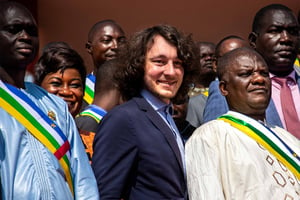 Dmitri Sytyi, l’un des patrons du groupe Wagner en Centrafrique, entouré par des députés à l’Assemblée nationale, à Bangui le 15 octobre 2021. © AFP