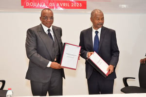 Célestin Tawamba (à gauche) et Protais Ayangma (à droite), signent le traité de fusion entre le Gicam et l’E.cam, le 5 avril 2023. © Serge Feusso Gwanom/economieducameroun