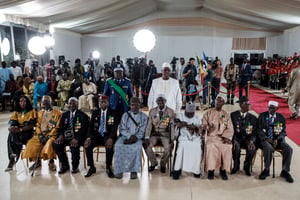Les neuf tirailleurs sénégalais accueillis par le président Macky Sall, le 28 avril 2023. © GUY PETERSON / AFP