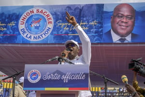 Le gouverneur de Kinshasa, Gentiny Ngobila, s’adresse aux milliers de personnes venues au stade des Martyrs pour la première sortie officielle de l’Union sacrée, à Kinshasa le 29 avril 2023. © Arsene Mpiana / AFP