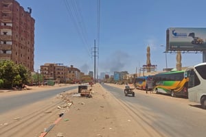 Une rue déserte, le 1er mai 2023, à Khartoum, au Soudan. © AFP.