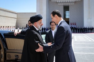 Cette photo diffusée par la présidence iranienne montre le président syrien Bachar al-Assad  qui reçoit son homologue iranien Ebrahim Raisi (à gauche) au palais présidentiel de Damas, le 3 mai 2023. © AFP PHOTO / Iranian Presidency