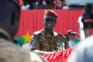 Le ministre burkinabè de la Défense, le colonel Kassoum Coulibaly, ici le 1er novembre 2022 à Ouagadougou, au Burkina Faso. © Martin Demay / AFP.